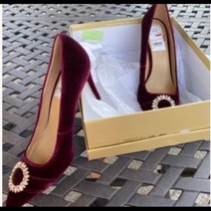 NWT Crushed Velvet Red MK Pumps❤️😻